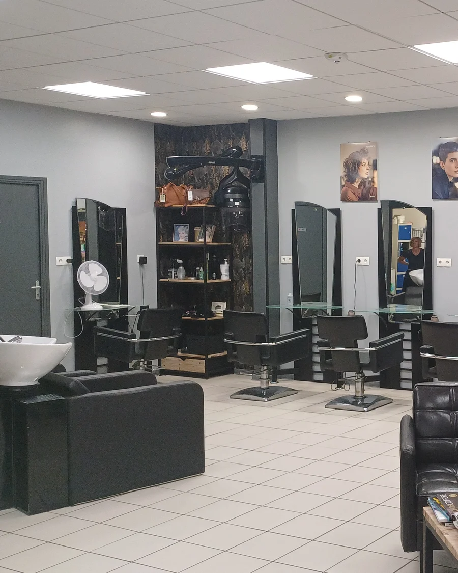 Postes de coiffage et espace d'attente de Nouvel'Hair, salon de coiffure à Petite-Synthe, Saint-Pol-sur-Mer