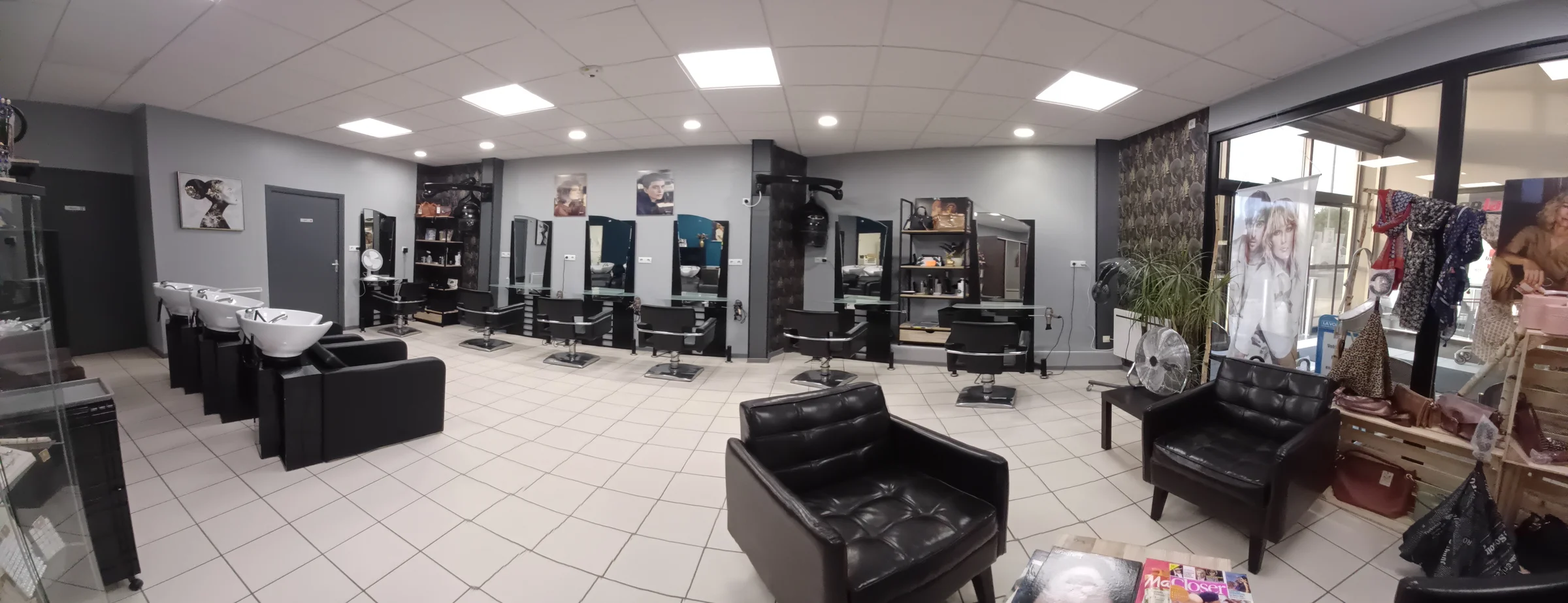 Intérieur de Nouvel'Hair, salon de coiffure à Saint-Pol-sur-Mer, avec la vitrine ouverte sur l'allée de la galerie Intermarché