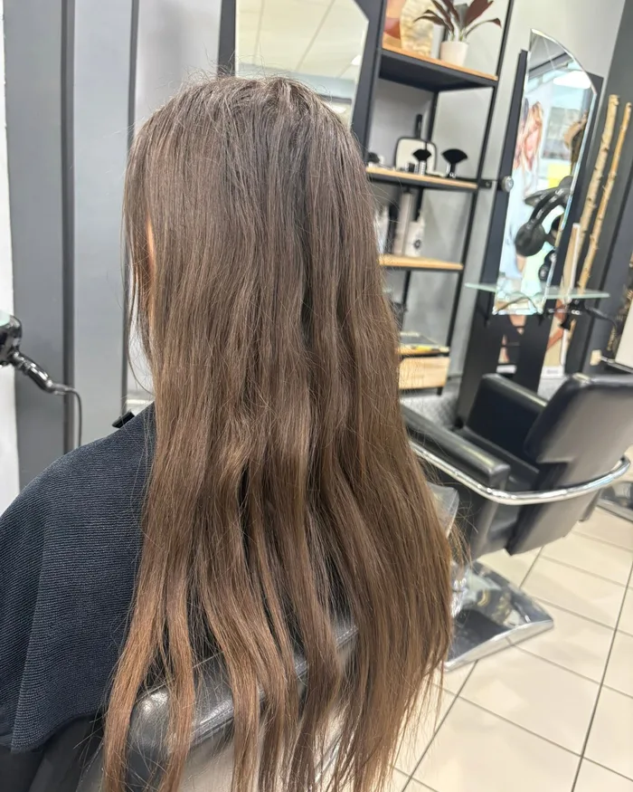 Cheveux longs lissés, réalisation Nouvel'Hair dans le salon de Saint-Pol-sur-Mer